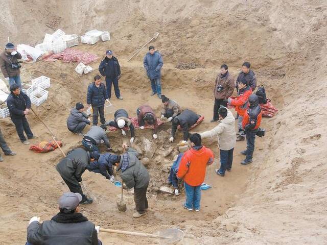 2012年，邺城考古队在北吴庄佛像埋藏坑发掘现场。