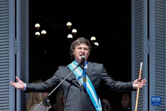 12月10日，在阿根廷首都布宜诺斯艾利斯，阿根廷新总统米莱在总统府玫瑰宫阳台上向民众发表演说。图源：新华社