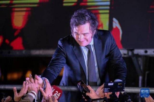 11月19日，米莱在首都布宜诺斯艾利斯的竞选总部外向民众致意。图源：新华社