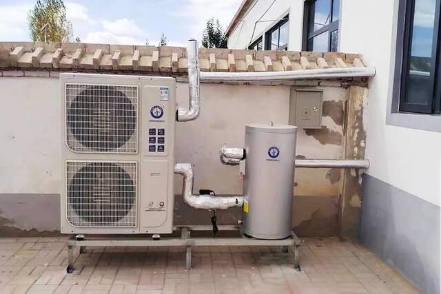 图为马海村清洁供暖改造项目使用的空气源热泵锅炉