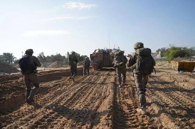 在加沙地带执行任务的以军士兵。（视觉中国）