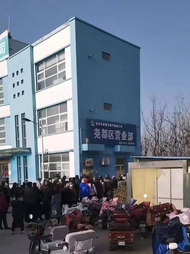 【8点见】家长爆料小学老师让男生抽女生耳光，当地回应