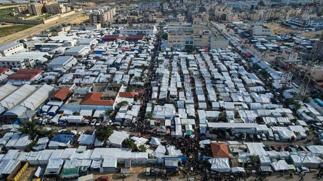 这是11月28日在加沙地带南部城市汗尤尼斯拍摄的一处临时难民营（无人机照片）。新华社发（里泽克·阿卜杜勒贾瓦德摄）
