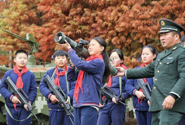 2023年12月13日，江苏省海安市墩头镇小学教育集团仇湖校区学生在体验武器装备。通讯员周强摄