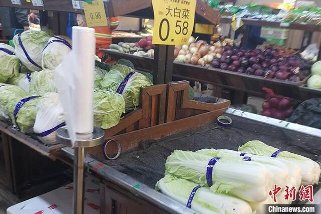 超市里的大白菜。中新网记者谢艺观摄
