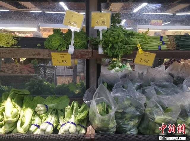 超市里的绿叶菜。中新网记者谢艺观摄