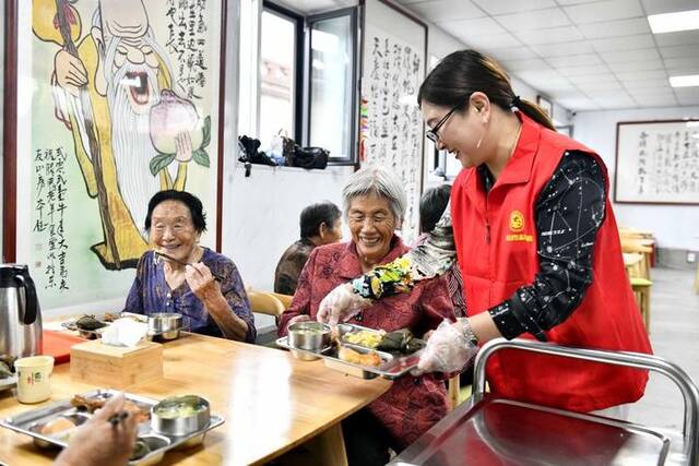 在山东省乳山市城区街道腾甲庄村幸福食堂，志愿者为老人们配送午餐（2023年6月24日摄）。新华社记者郭绪雷摄