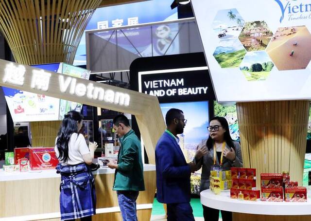这是2023年11月6日拍摄的第六届进博会国家展越南展台。新华社记者方喆摄