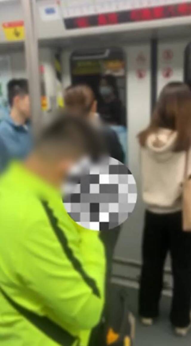 广州一男子地铁车厢看不雅视频被警方带走？多方回应