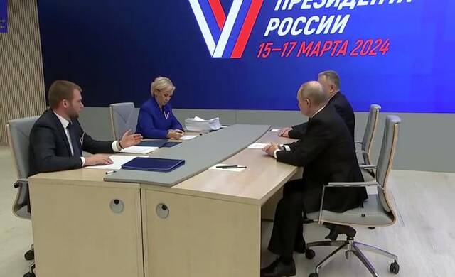 普京向俄中央选举委员会提交自我提名总统选举候选人材料