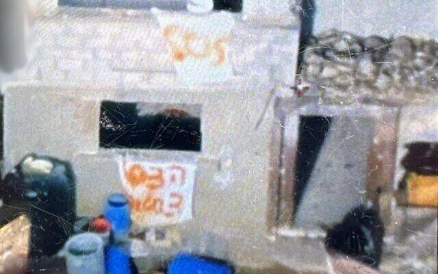 现场图片显示，三名人质挂上写着“SOS”和希伯来语“救命”的白旗。图自《以色列时报》