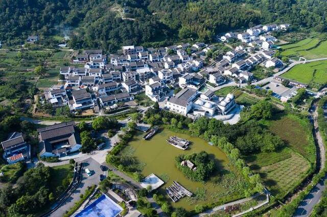 空中俯瞰浙江省舟山市定海区新建村（无人机照片，8月7日摄）。