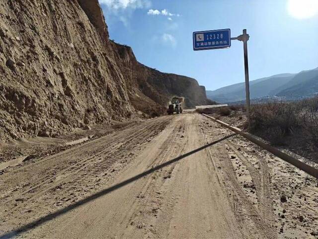 地震后，青海海东抢修公路。新华社发
