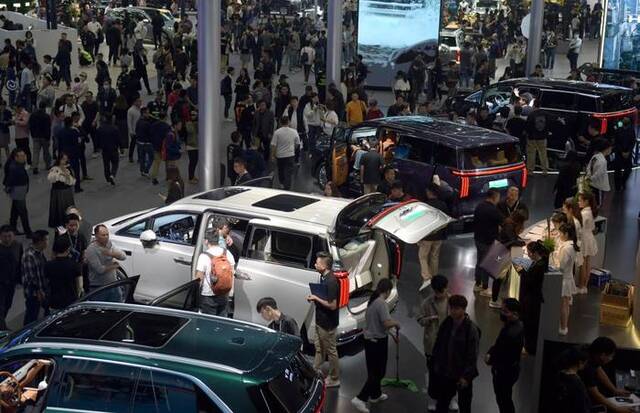 11月17日，2023第21届广州国际汽车展览会在广州开幕。新华社记者卢汉欣摄