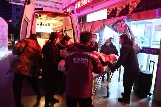 12月19日，地震伤员被送至甘肃临夏州积石山县人民医院。新华社记者范培珅摄