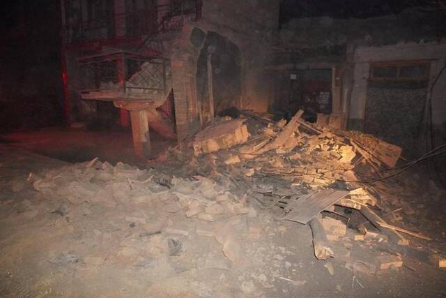 这是12月19日凌晨在甘肃临夏州积石山县大河家镇陈家村拍摄的一处倒塌的房屋。新华社记者马希平摄