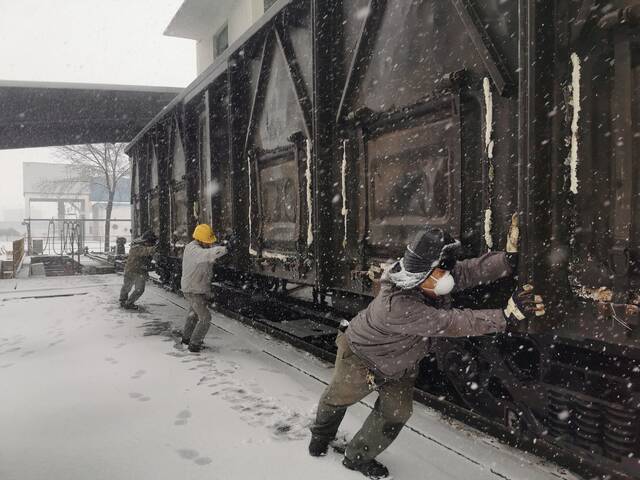 华能德州电厂抗击风雪保煤车接卸