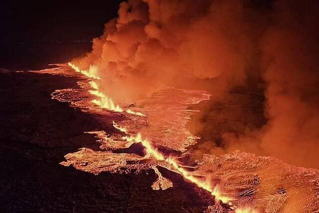 ▲火山喷出熔岩和浓烟