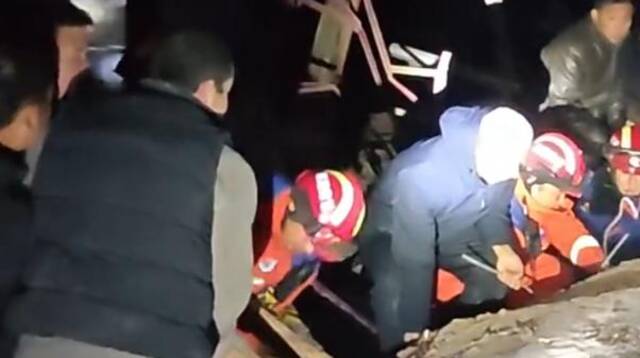 12月19日凌晨2时许，甘肃省临夏州积石山县消防救援大队救援人员救出一名被困人员。