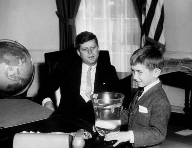 ▲小肯尼迪（右）儿时与伯父约翰·肯尼迪关系亲密