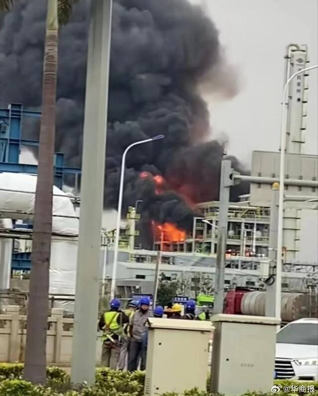 福建泉州泉港石化工业区化工厂火情已控制 正进行后续处理