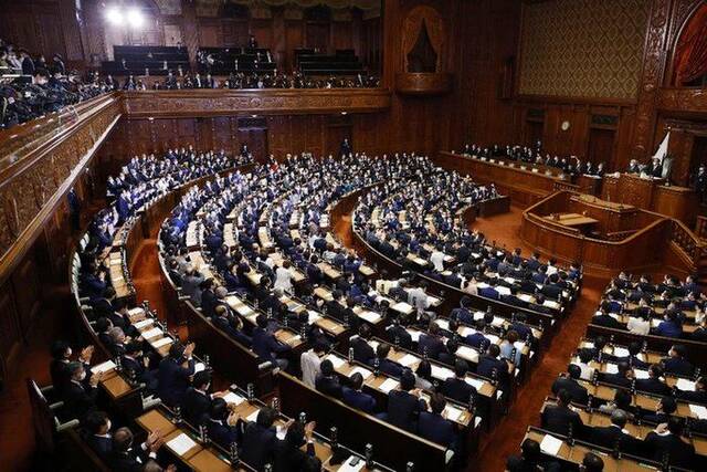 2021年11月10日，议员在日本东京国会众议院出席会议。新华社/共同社