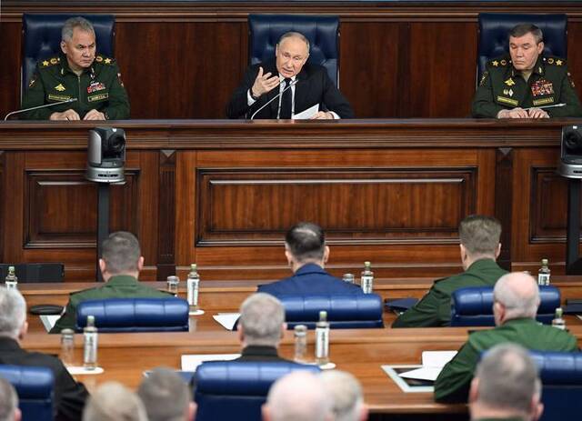 当地时间12月19日，普京与绍伊古出席俄国防部部务委员会扩大会议。/视觉中国