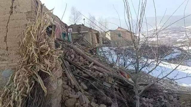 村里垮塌的房屋。受访者供图