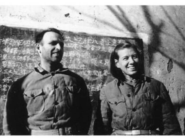 1948年，大卫·柯鲁克和伊莎白在华北解放区。