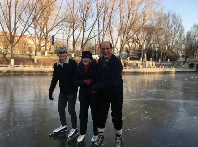 2018年，柯马凯和母亲在北京麦钟桥的冰面上滑冰。