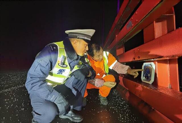 防范应对低温雨雪冰冻丨特写：“云端廊桥”护路人的一天