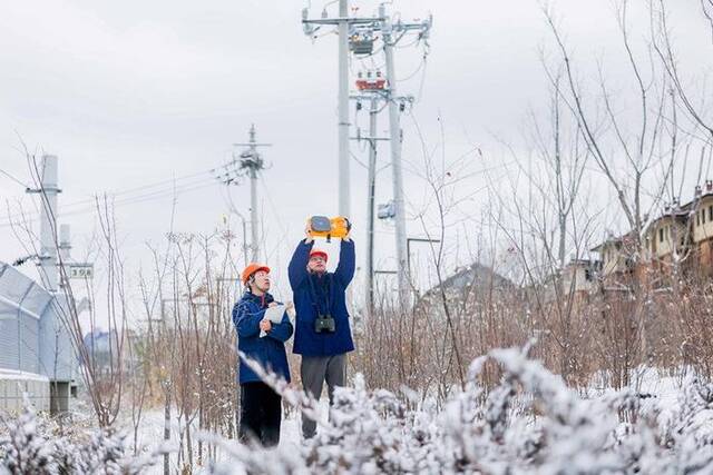 国网北京海淀供电公司员工对配网线路进行测温。