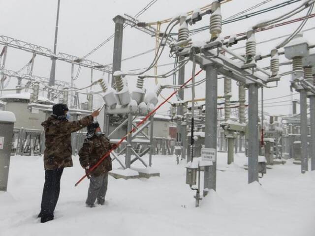 国网冀北超高压分公司工作人员在500千伏承德站开展除冰工作。