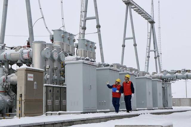 国网新疆伊犁伊河供电公司员工在220千伏蝶城变电站开展送电前的检查。