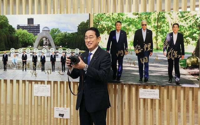 日媒宣传岸田参观2023新闻照片展，日网民讽：明年将展自民党议员大批被捕照