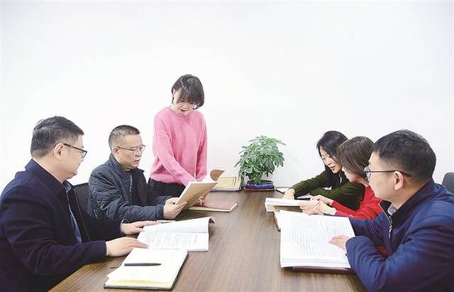 图为河南省纪委监委案件审理室工作人员围绕王某案有关问题进行探讨。宣豫摄