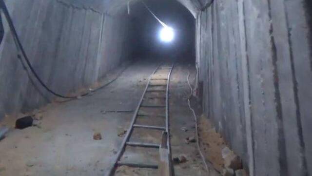 以色列军方公布的哈马斯隧道画面（视频截图）