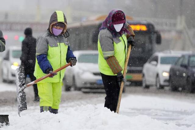 11月6日，哈尔滨市遭遇暴雪天气，环卫工人在清雪。新华社记者王建威摄