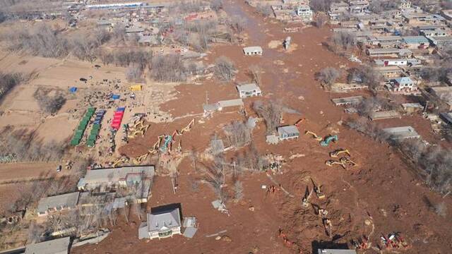 12月20日，救援机械和人员在青海省海东市民和回族土族自治县中川乡金田村作业。（无人机照片）新华社记者李占轶摄