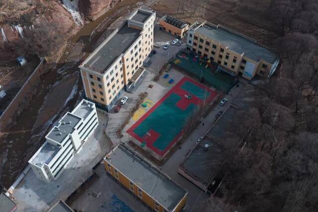 这是12月20日拍摄的循化撒拉族自治县清水乡初级中学一角（无人机照片）。新华社记者张龙摄