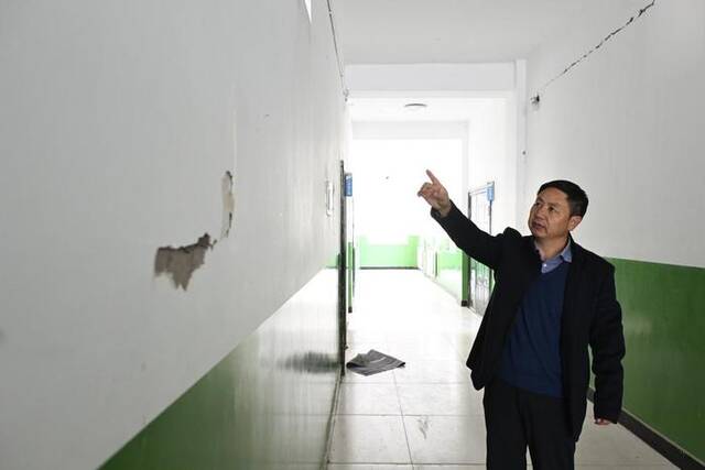 12月20日，循化撒拉族自治县清水乡初级中学校长韩长青在排查受损校舍。（清水乡初级中学供图）