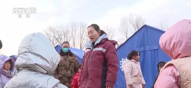 “流动医院”“爱心出租车”“孩子王”……携手共渡！从抢救生命到抚慰心灵