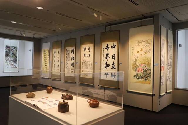 “经典再现共筑和平——中国书画艺术精品展”展厅部分作品。（记者郭丹摄）