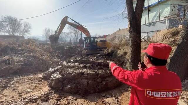 图集丨救援现场：积石山地震，被“砂涌”掩埋的草滩村