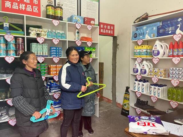 左岚乡幸福村积分超市里，村民正在兑换生活物资。新华社记者周思宇摄