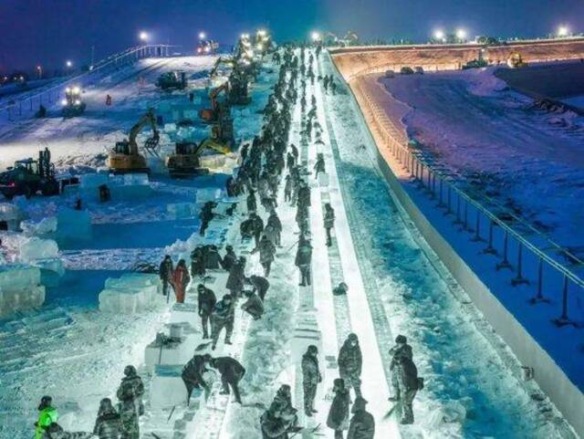 施工人员建造超级冰滑梯图片来源：哈尔滨发布