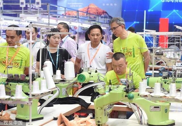 2018年中国义乌纺博会上，台湾参展商演示一款台湾产四针拚缝机。图片来源：视觉中国