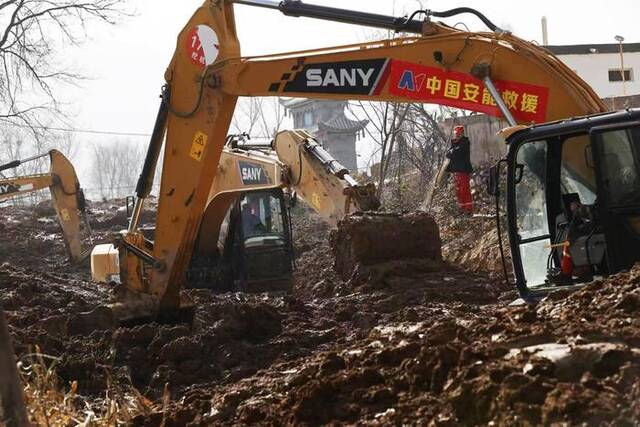 甘肃积石山地震 中国安能专业救援力量全力搜救失联人员