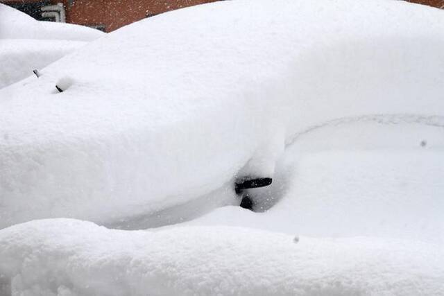 2023年12月22日，山东威海，车辆被雪覆盖。