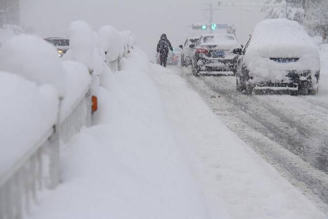 2023年12月22日，山东威海，积雪厚度超过70厘米，市民出行艰难。